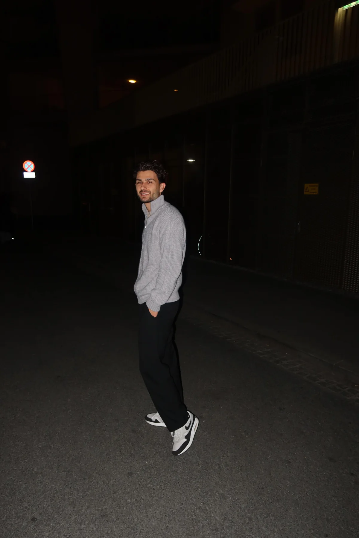 Arjanit Rudi abends auf der Straße